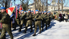 Żołnierze W Niebieskich Beretach I Mundurach Maszerują Przed Pomnikiem Armii Krajowej Na Skwerze Stefana Żeromskiego W Kielcach