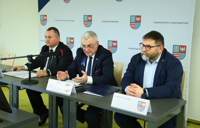 Marszałek Andrzej Bętkowski siedzi na konferencji z dyrektorami IT.