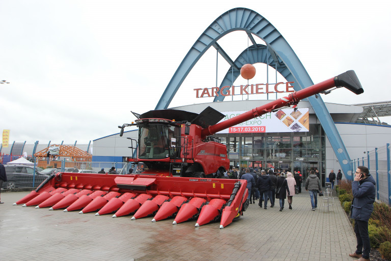 Kombajn Rolniczy Przed Wejściem Do Hali Targowej