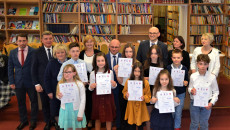 Laureaci Konkursu Recytatorskiego Oraz Członkowie Jury Konkursowego W Siedzibie Biblioteki