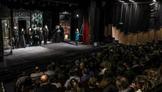 Scena Teatralna Oraz Widownia Teatralna Z Publicznością