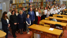 Zdjęcie Ogólne Uczestnicy Konukrsu Oraz Jury W Tle Półki Biblioteczne Z Książkami