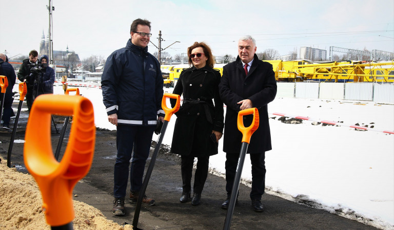 Andrzej Bittel, Agata Wojtyszek i Andrzej Bętkowski rozmawiają na placu budowy