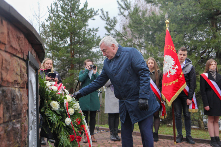 Andrzej Bętkowski składa wieniec przed pomnikiem Świętokrzyskiej Golgoty Wschodu w Hucie Szklanej