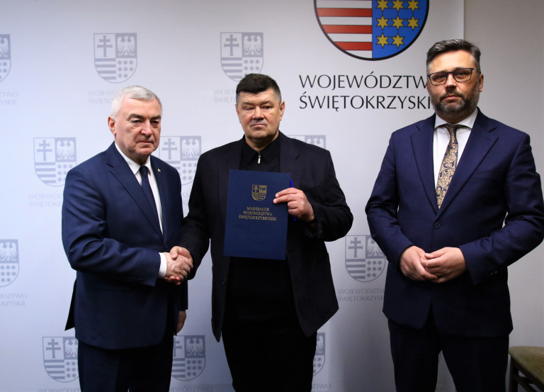 Andrzej Bętkowski, Tomasz Jamka Oraz Wiceprezes Wszs Dariusz Kos Stoją Na Tle ścianki Promocyjnej Z Napisem Województwo Świętokrzyskie