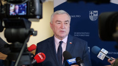 Andrzej Bętkowski Stoi Przed Telewizyjnymi Kamerami I Mikrofonami Reporterów Radiowych