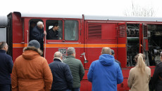 Członek Zarządu Województwa Marek Jońca w ogląda zabytkową lokomotywę