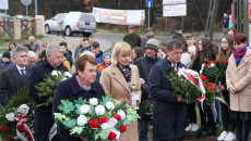 Grupa osób stojąca z wieńcami w dłoniach. Wśród nich marszałek Andrzej Bętkowski