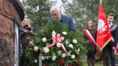 Marszałek Andrzej Bętkowski składa wieniec pod pomnikiem Trzech Krzyży