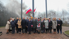 Zdjęcie zbiorowe uczestników uroczystości w Hucie Szklanej pod pomnikiem Trzech Krzyży