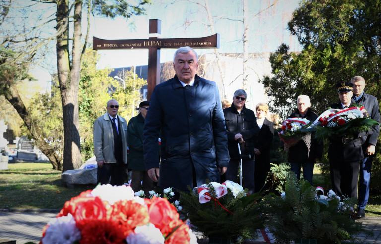 Marszałek Andrzej Bętkowski Stoi Przed Pomnikiem Katyńskim Na Cmentarzu Partyzanckim W Kielcach