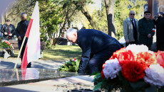 Marszałek Składa Kwiaty Przed Pomnikiem Katyńskim Na Cmentarzu Partyzanckim W Kielcach
