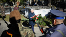 Marszałek Składa Kwiaty Przed Pomnikiem Sybiraków Na Kieleckim Cmentarzu Starym