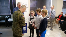 Męczyzna W Mundurze Wojskowym I Piotr Fitas Wręczają Nagrody Trójce Dzieci