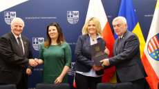 Marek Jońca, Andrzej Bętkowski oraz dwie kobiety, przedstawicielki jednego z beneficjentów