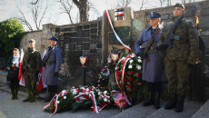 Pomnik Sybiraków Na Kieleckim Cmentarzu Starym, Obok Niego Stoi Warta Honorowa