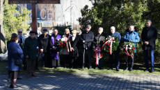Uczestnicy Uroczystości Przed Pomnikiem Katyńskim Na Cmentarzu Partyzanckim W Kielcach