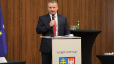Zbigniew Walas, Zastępca Dyrektora Departamentu Organizacyjnego Mówi Do Mikrofonu.