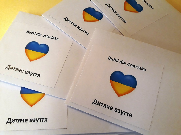 Kartki Z Napisem Butki Dla Dzieciaka I żółto Niebieskim Sercem