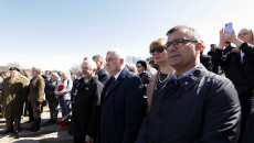 Uczestnicy uroczystości, zdjęcie zbiorowe, na Skwerze Pamięci Ofiar Katynia pod Monumentem Sen.
