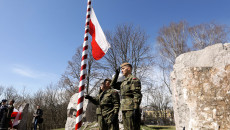 Żołnierze wciągają na maszt flagę na Skwerze Pamięci Ofiar Katynia pod Monumentem Sen.