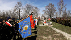 Uczestnicy uroczystości, zdjęcie zbiorowe, na Skwerze Pamięci Ofiar Katynia pod Monumentem Sen.