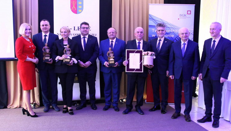 pamiątkowe zdjęcie laureatów gospodarczych nagród Miasta i Gminy Morawica