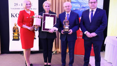 zdjęcie laureatów z wicemarszałek Renatą Janik