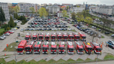 samochody gaśnicze na parkingu