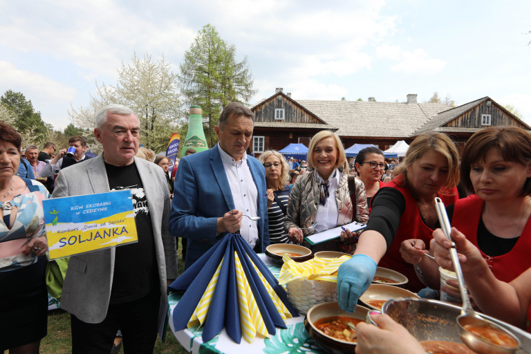 Renata Janik, Andrzej Bętkowski i Mirosław Gębski stoją obok jednego ze stoisk kulinarnych