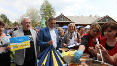 Renata Janik, Andrzej Bętkowski i Mirosław Gębski stoją obok jednego ze stoisk kulinarnych