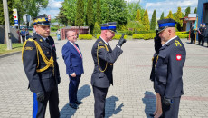 Komendanci Straży Pożarnej składają meldunek.