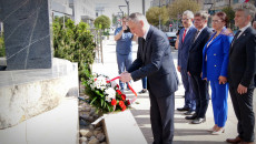 Wojewoda Zbigniew Koniusz składa wiązankę kwiatów przed pomnikiem Gosiewskiego
