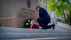Andrzej Pruś składa kwiaty pod Pomnikiem J. Piłsudskiego na Placu Wolności w Kielcach