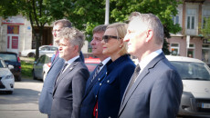 Daniel Walas, Krzysztof Słoń, Andrzej Pruś, Renata Janik i Zbigniew Koniusz stoją na Placu Wolności przed pomnikiem Piłsudskiego