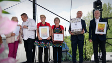 Andrzej Bętkowski, Piotr Wawrzyk Oraz Grupa Osób Na Scenie