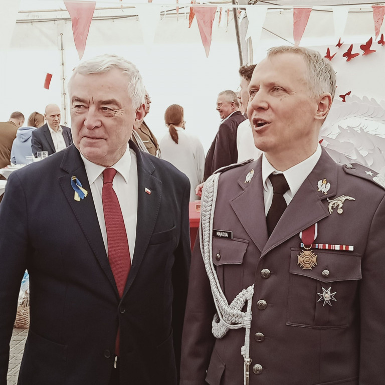 Andrzej Bętkowski Stoi Z żołnierzem Sił Nato.