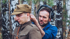 Dźwiękowiec poprawia aktorowi czapkę