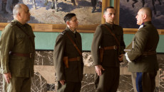 Scena filmowa. Żołnierze naradzają się z dowódcą.