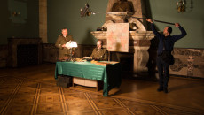 Scena filomowa: Żólnierze przy kominku w WDK. W tle dźwiękowiec