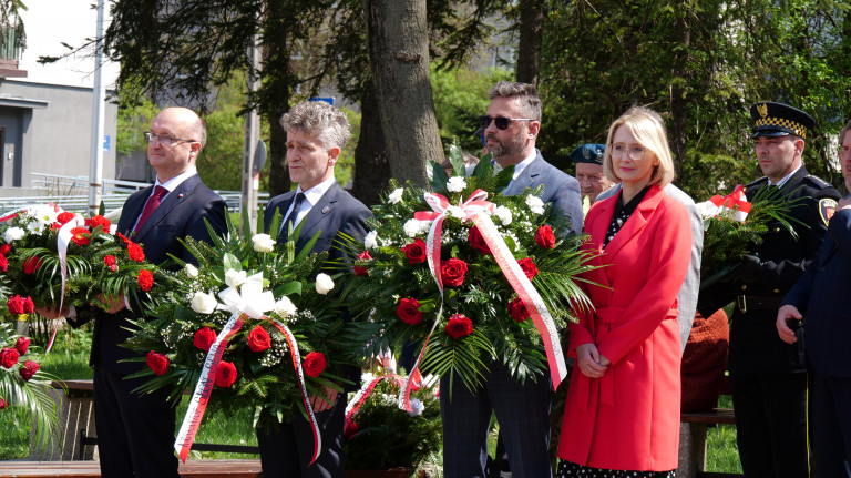 Delegacja Z Urzędu Marszałkowskiego W Kielcach Składa Wieńce.