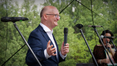Do Mikrofonu Przemawia Minister Piotr Wawrzyk