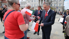 Zbigniew Koniusz, wojewoda świętokrzyski rozdaje flagi państwowe