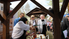 Renata Janik, Andrzej Bętkowski i Mirosław Gębski stoją obok jednego ze stoisk kulinarnych