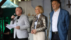 Renata Janik, Andrzej Bętkowski i starosta kielecki Mirosław Gębski stoją na scenie skansenu w Tokarni