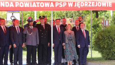 Samorządowcy patrzą na maszt