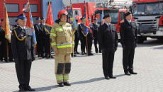 Strażacy stoją podczas uroczystego apelu
