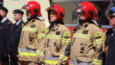 Zbliżenie na strażaków w kombinezonach