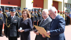 Marszałek Andrzej Bętkowski i poseł Krzysztof Lipiec oglądają dyplom