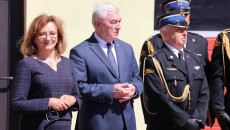 Marszałek Andrzej Bętkowski stoi obok posłanki Agaty Wojtyszek